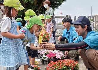 花を観察する園児たち