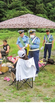 利用者に呼びかける様子