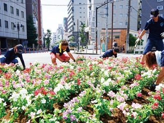 花植え作業の様子、作業は一日がかりで行った