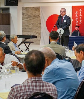 あいさつする石射連合会長