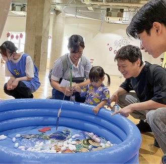 夏まつりを楽しむ来場者と学生ボランティアたち