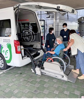 実際に車両と車椅子を使って講習