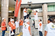 花で来訪者出迎え