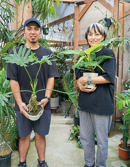 高橋オーナー（左）とスタッフの大橋千代美さん