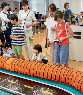 ラジコンカーのブースで操作体験をする様子