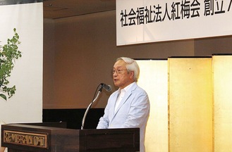 あいさつする土屋宏理事長