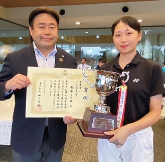 高校生の部で優勝した松木さん（右）と山口貴裕市長