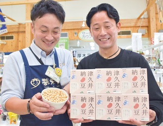 ｢氷眠納豆｣をＰＲする夢未市の店長（左）と戸田酒店の柄澤さん