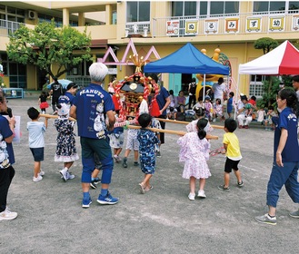 神輿を担いで園内を練り歩く園児ら