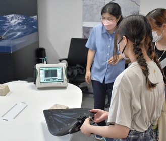 電波測定の実験を行う学生