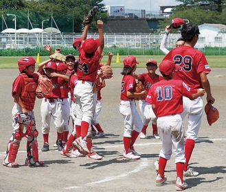 勝利を喜ぶ親和レッズの選手たち