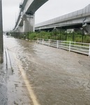 冠水した消防学校そばの道路（市民提供）