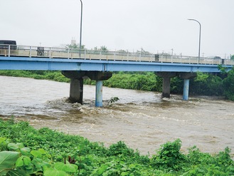 増水した相模川