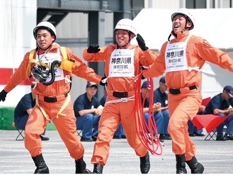 大会に出場した３人（厚木市消防本部提供）