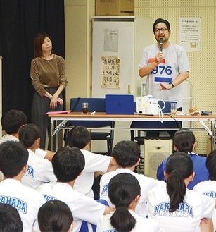 生徒らを前に講演する馬場さん（右）と半谷さん