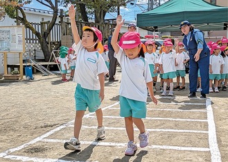 横断歩道を渡る練習