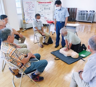 胸骨圧迫を行う参加者