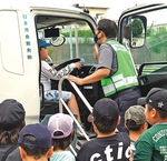 １人ずつトラックに乗車