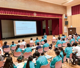 村内の中学生57人が参加した