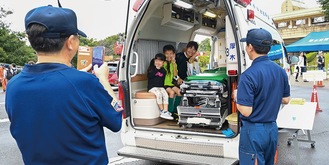 救急車に乗車し記念撮影