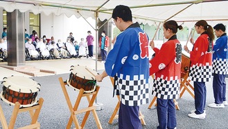 浅間太鼓を演奏する職員