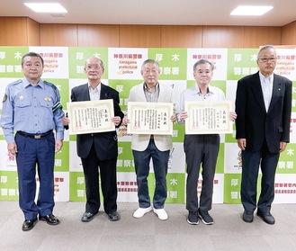 賞状を手にする（左から）二見支部長、山口さん、阿部さん