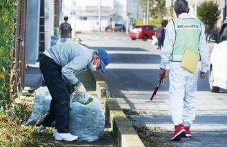 歩道にはみ出た雑草も丁寧に清掃する会員