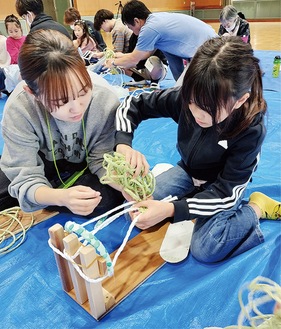 手編みでぞうりを作る参加者