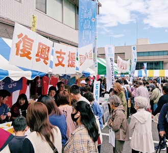 特産品を買い求めるために行列を作る来場者