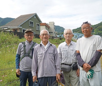 月に２回の活動に参加する会員４人