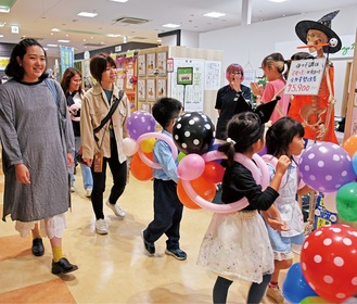 リュックを背負い館内を歩く子どもら