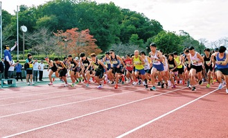 一斉にスタートを切る参加者