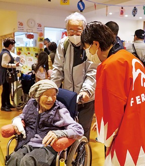 長男の基弘さんと会場を楽しむふみ江さん