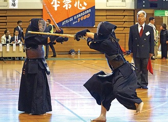 素早い動きで技を繰り出す選手