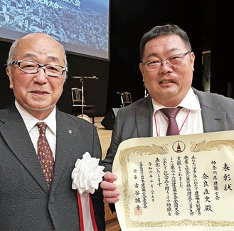 日本建築士会連合会の古谷誠章会長（左）と奈良さん（本人提供）