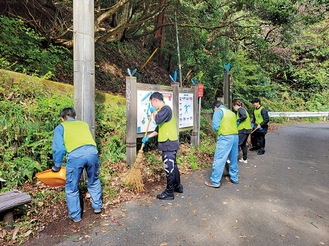 町内を清掃する若手職員ら