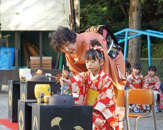 講師が見守る中、お茶を点てる６歳児クラスの園児