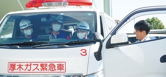 緊急車両に乗り込む中学生