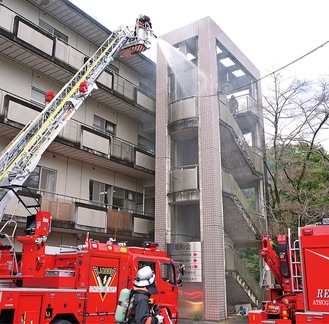 はしご車による高所の放水訓練