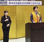 あいさつをする山口市長（右）