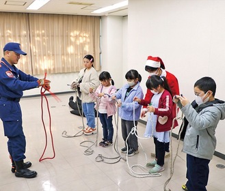 消防士の仕事を学ぶ児童ら