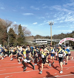 号砲と共にスタートを切るランナー