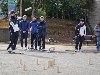 モルックを投げる元日本代表の河野靖信さん