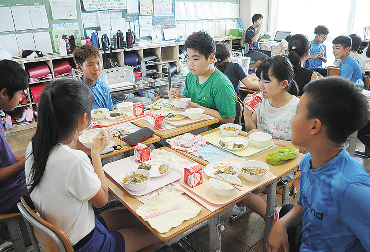 韓国少年団が給食を体験 地元クラブ主催で学校見学 厚木 愛川 清川 タウンニュース