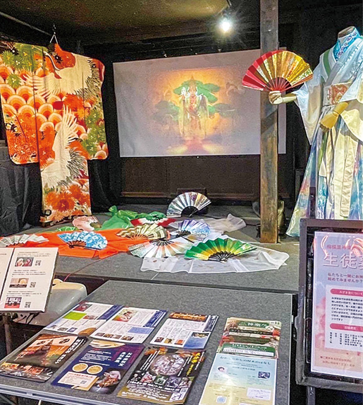 たまのや演芸場 神楽の展示 厚木 愛川 清川 タウンニュース