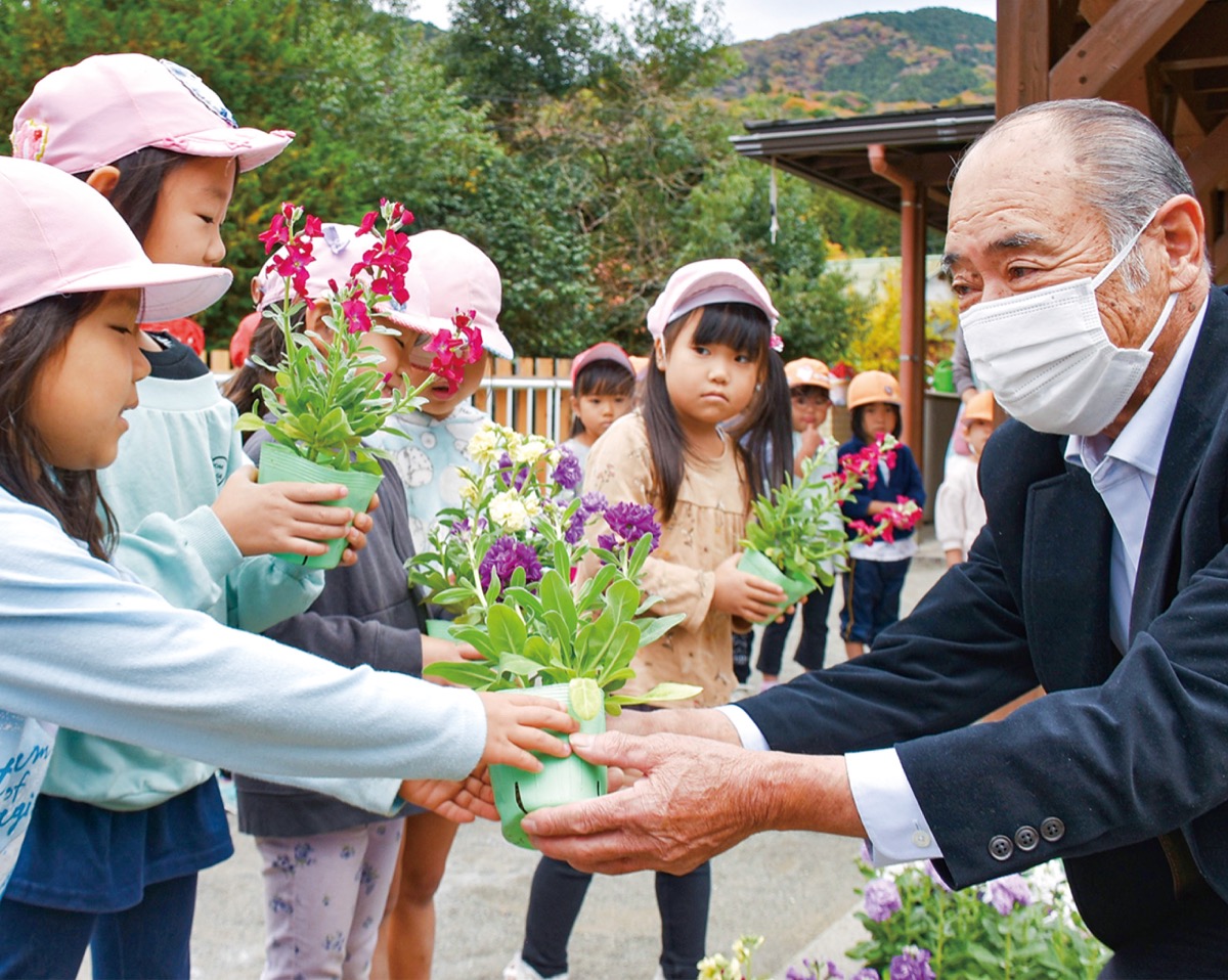 清川村 ｢花育｣で優しい心を ＪＡが花400鉢を寄贈 | 厚木・愛川・清川