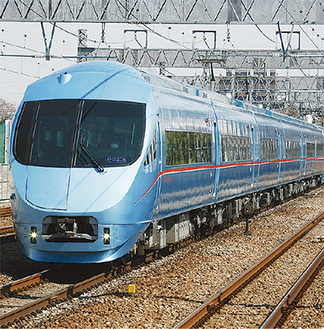 伊勢原駅に停車予定のロマンスカー＝小田急電鉄提供