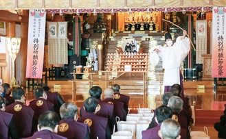 四方の邪気を祓う特殊神事を行う神職＝大山阿夫利神社下社