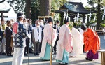 境内で神事を執り行う永井宮司（右）と関係者ら＝比々多神社