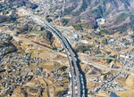 工事が進む伊勢原大山インターチェンジ周辺＝2022年1月20日撮影（写真提供：ＮＥＸＣＯ中日本）